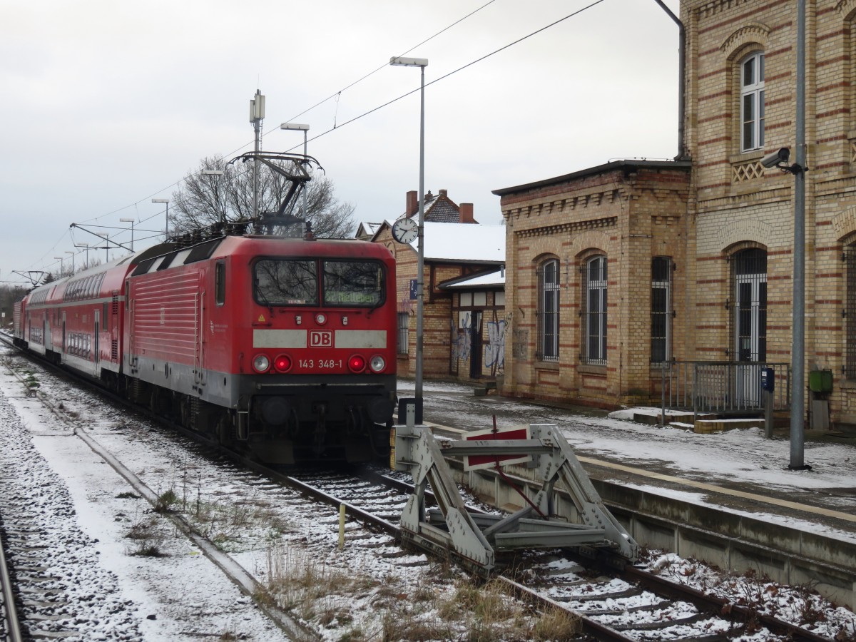 Doppeltraktion 143 im Bahnhof von Halle Trohta auf der Linie S7 nach Nietleben am 25.01.2015 . (Vom Bahnsteig auggenommen) 