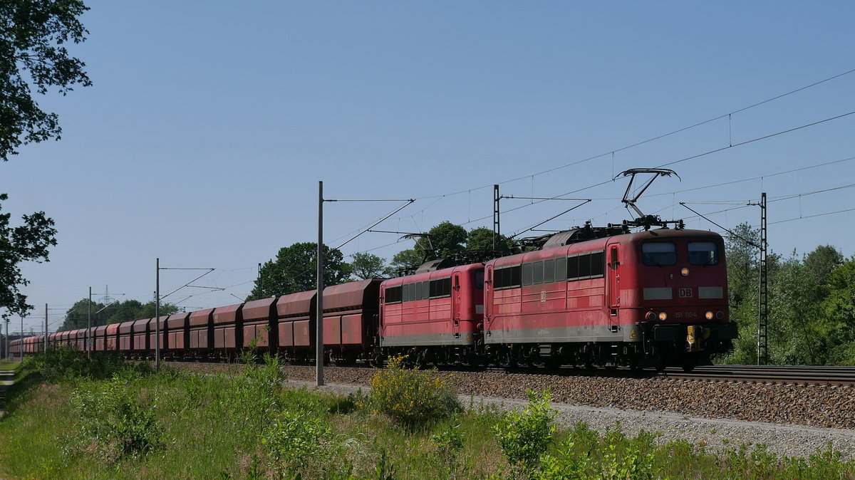 Doppeltraktion 151 110 und 151 ? mit einem Erzzug bei Winsen (Luhe) in Richtung Lüneburg; 01.06.2017

