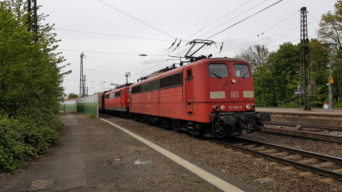 Doppeltraktion 151er angeführt von DB 151 086-6 in Mainz-Bischofsheim am 25.4.2017