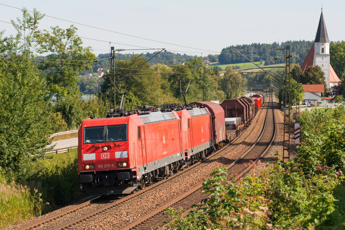 Doppeltraktion von 185 275-5 und 185 253-2 bei Hausbach nahe Vilshofen in Richtung Plattling am 20.09.2019 mit einem relativ kurzen Güterzug.

185 275-5
Hersteller: Bombardier Transportation
Fabriknummer: 34134
Abnahmedatum: 16.11.2006
Erst-Bw: Mannheim
UIC-Nr. z.Z.d. Aufnahme: 91 80 6185 275-5 D-DB
EBA-Nr.: EBA 03J15A 075
ursprüngl. Fahrzeugnr.: 185 275-5
Eigentümer z.Z.d. Aufnahme: DB Cargo Deutschland

185 253-2
Hersteller: Bombardier Transportation
Fabriknummer: 33795
Abnahmedatum: 20.04.2006
Erst-Bw: Mannheim
UIC-Nr. z.Z.d. Aufnahme: 91 80 6185 253-2 D-DB
EBA-Nr.: EBA 03J15A 053
ursprüngl. Fahrzeugnr.: 185 253-2
Eigentümer z.Z.d. Aufnahme: DB Cargo Deutschland