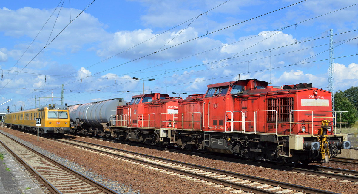 Doppeltraktion 298 329-4 + 298 328-6 mit einem Übergabezug verschiedener Güterwagen im Hintergrund steht der Fahrwegmesszug 719 001 der DB Netz Instandsetzung am 26.06.18 Bf. Flughafen Berlin-Schönefeld.