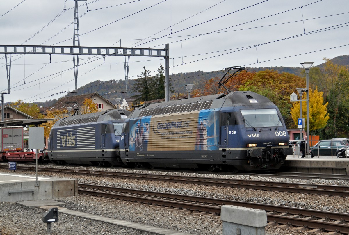 Doppeltraktion 465 008-1 und 465 014-9 der BLS durchfahren den Bahnhof Sissach. Die Aufnahme stammt vom 23.10.2015. 