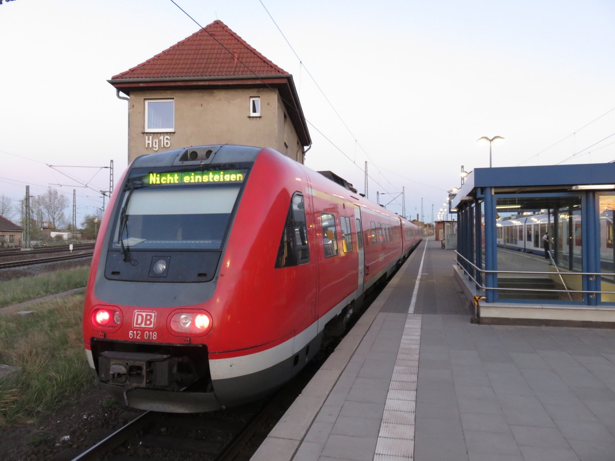 Doppeltraktion 612 eingefahren aus Goslar im Bahnhof Halle (Saale) Hbf am 21.04.2015