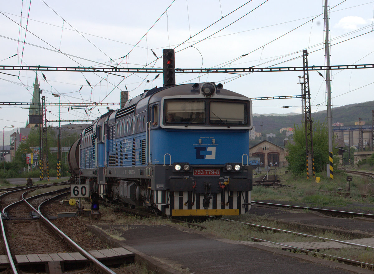 Doppeltraktion 753 779-8 bei der Durchfahrt mit einem Kesselwagenzug in Usti nad labem zapad. 25.04.2019  16:57 Uhr.Teleaufnahme