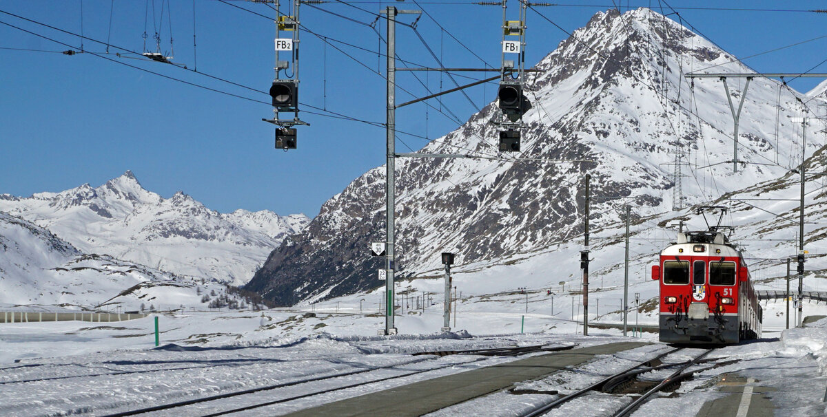 Doppeltraktion ABe 4/4 ll 51 und ABe 4/4 ll 56 in Ospizio Bernina am 13. Februar 2022.
Foto: Walter Ruetsch