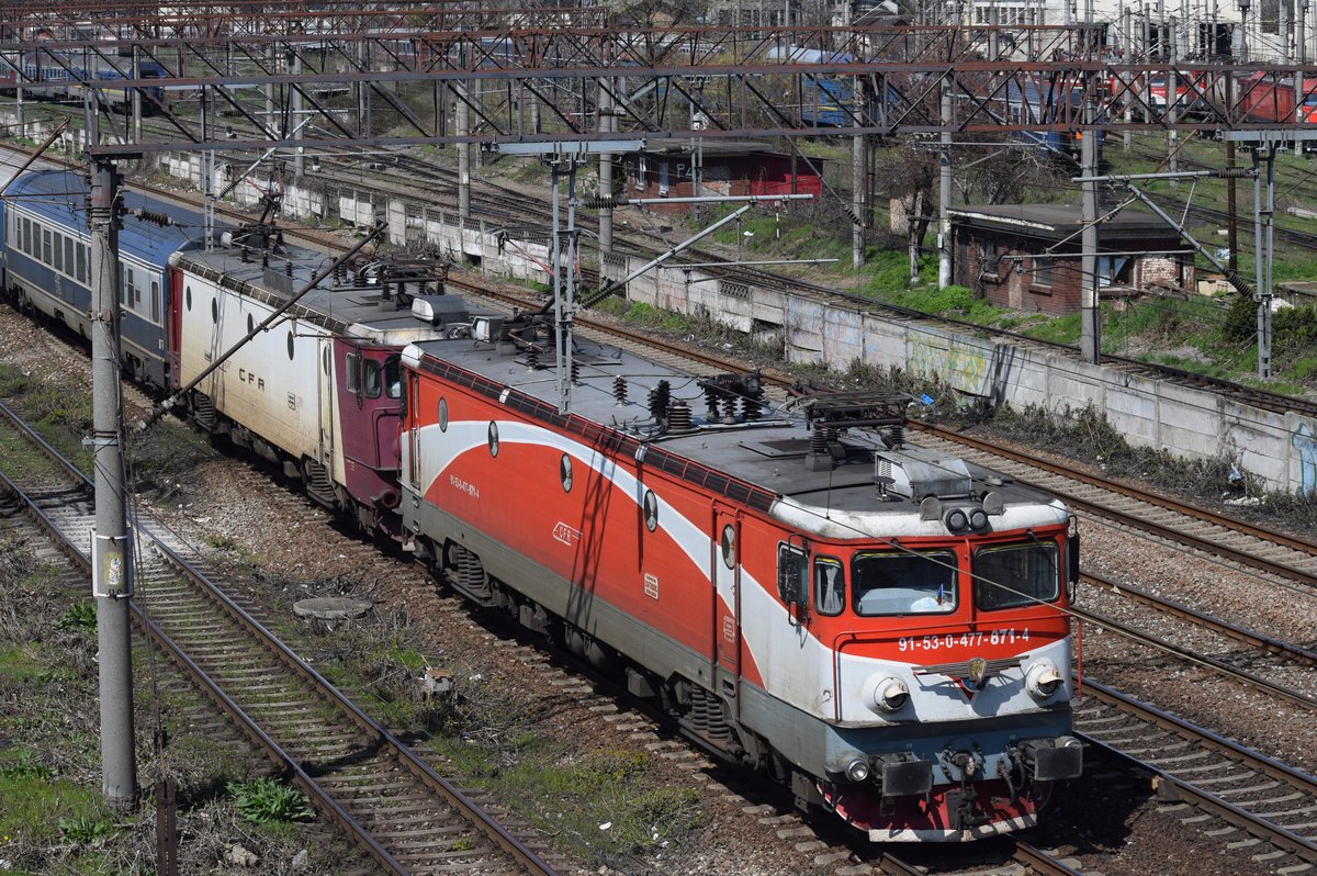 Doppeltraktion am 30.03.2016 in Bukarese. E-Lok 477-871-4 und eine andere Lok der Baureihe 040 ziehen mit Interregio im Nordbahnhof Bukarest ein.