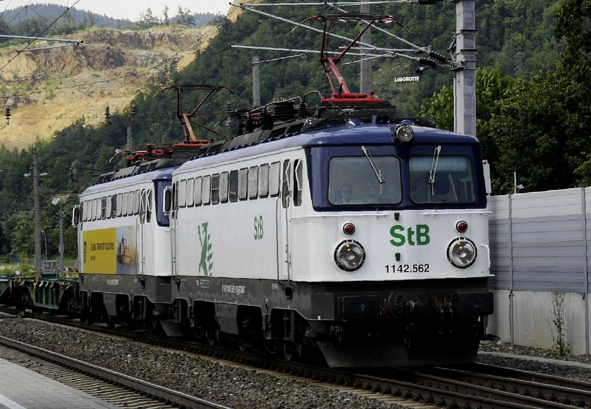 Doppeltraktion aus 1142 562 und 578 der Steiermarkbahn Transport und Logistik GmbH vor einem Güterzug in Peggau-Deutschfeistritz an der Strecke Bruck - Graz (3.7.19). Die Maschinen sind wohl i Deutschland stationiert; denn das Halterkürzel lautet D-STBAT, und entsprechend beginnt die NVR auch mit 91 80. 