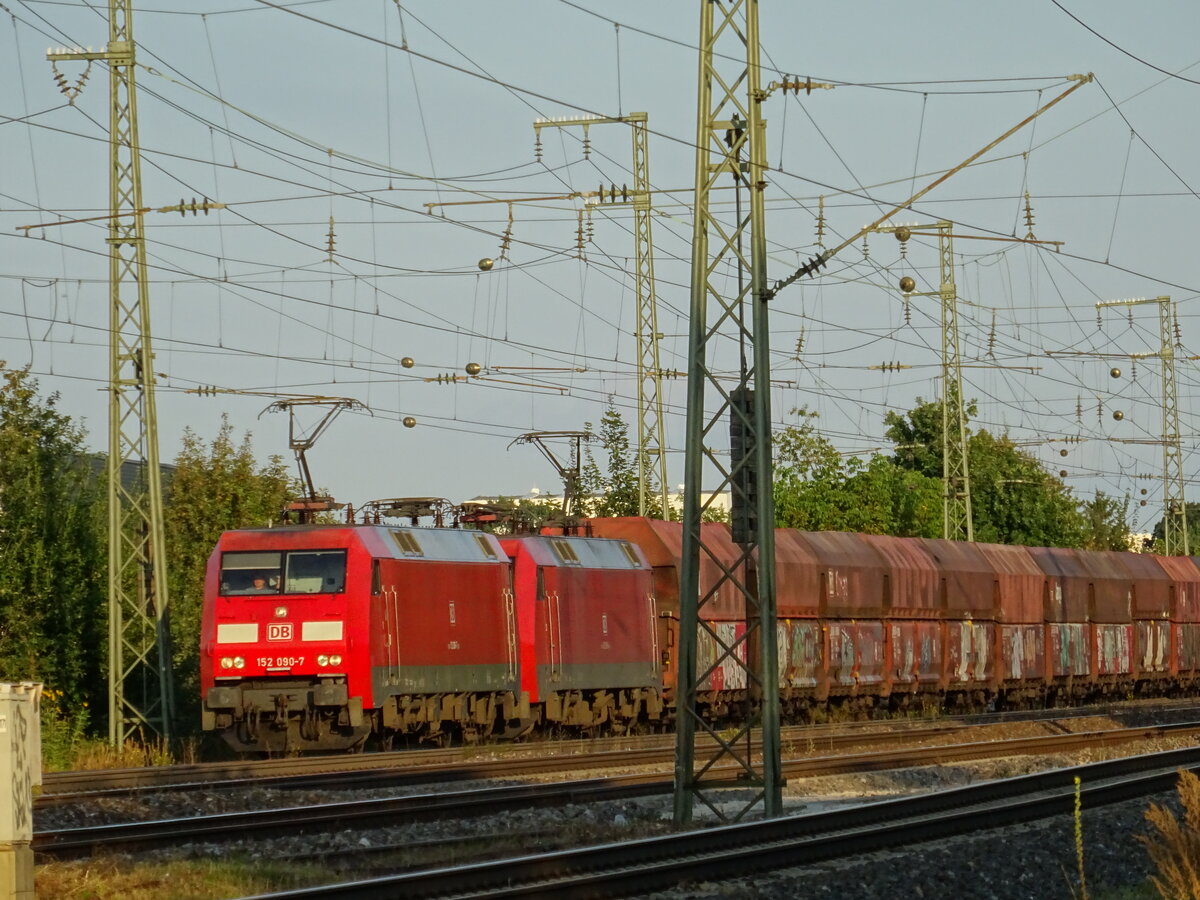 Doppeltraktion der Baureihe 152 mit einem Erzzug, gesichtet am Hohe Marter in Nürnberg.
Ablichtungsdatum: 18.09.2021