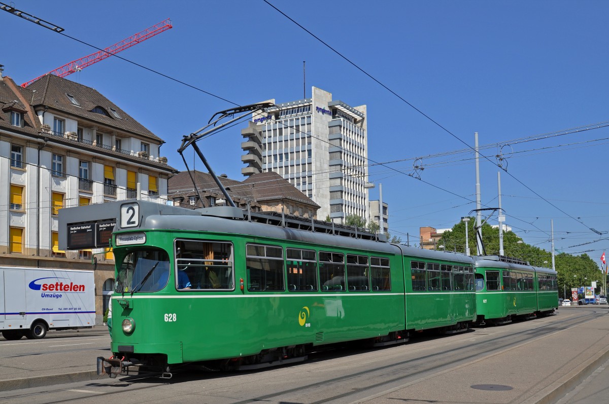 Doppeltraktion Be 4/6 Düwag 628 und 627 bedienen die Haltestelle der Linie 2 am Badischen Bahnhof. Die Aufnahme stammt vom 15.07.2015.