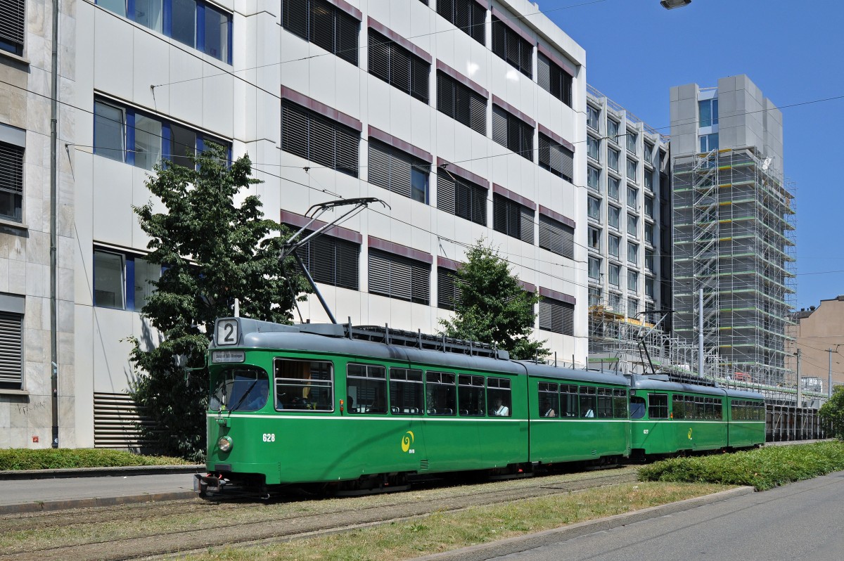 Doppeltraktion Be 4/6 Düwag 628 und 627 auf der Linie 2 fahren zur Haltestelle Gewerbeschule. Die Aufnahme stammt vom 15.07.2015.