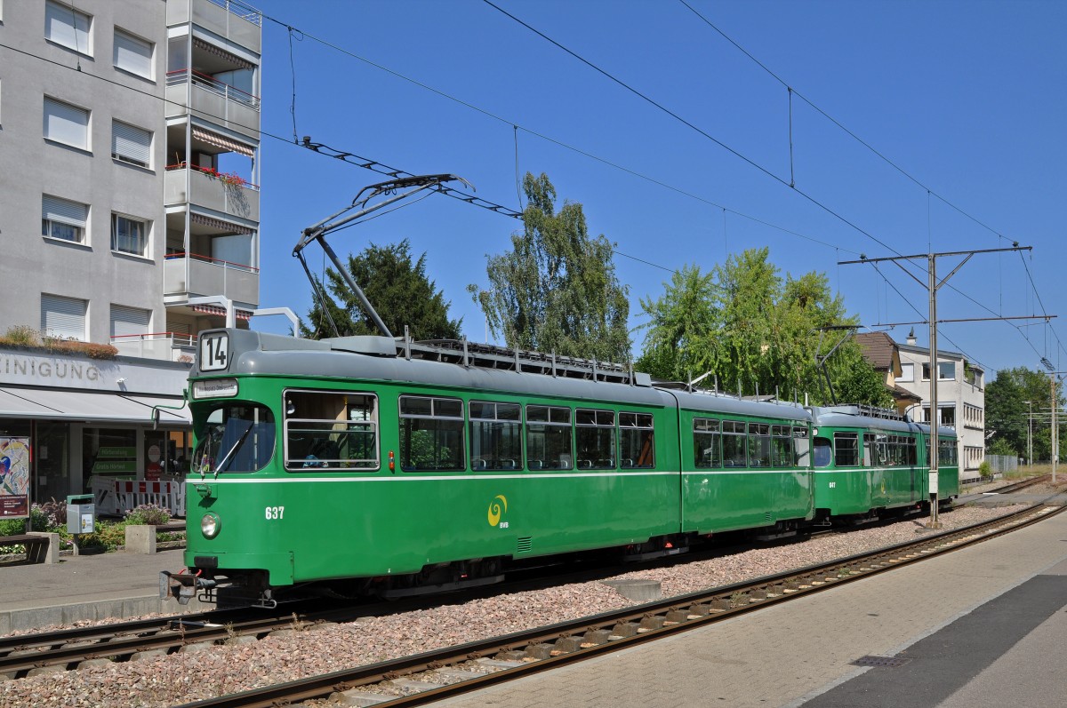 Doppeltraktion Be 4/6 Düwag 637 und 647 warten an der Endhaltestelle der Linie 14 in Pratteln. Die Aufnahme stammt vom 15.07.2015.