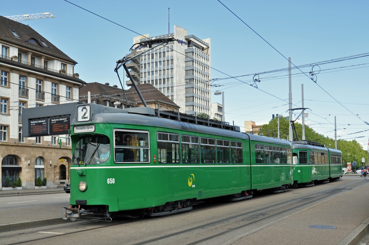 Doppeltraktion Be 4/6 Düwag 650 und 646 auf der Linie 2 bedienen die Haltestelle am Badischen Bahnhof. Die Aufnahme stammt vom 06.05.2015.