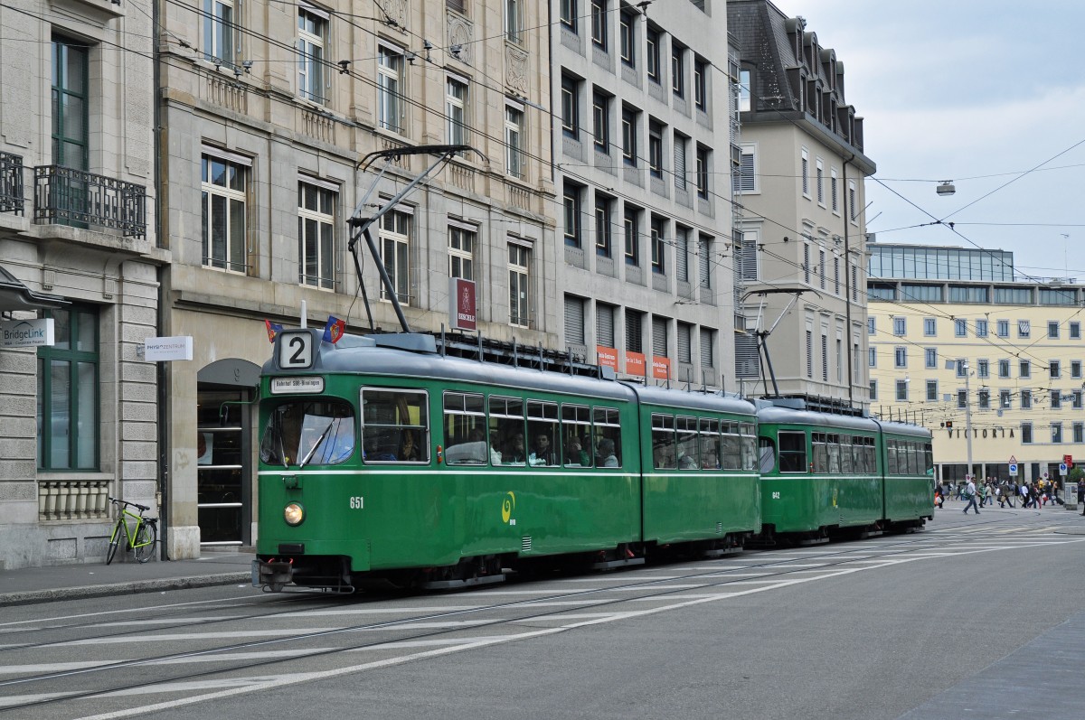 Doppeltraktion Be 4/6 Düwag 651 und 642 auf der Linie 2 fahren zur Haltestelle Markthalle. Die Aufnahme stammt vom 22.05.2015.