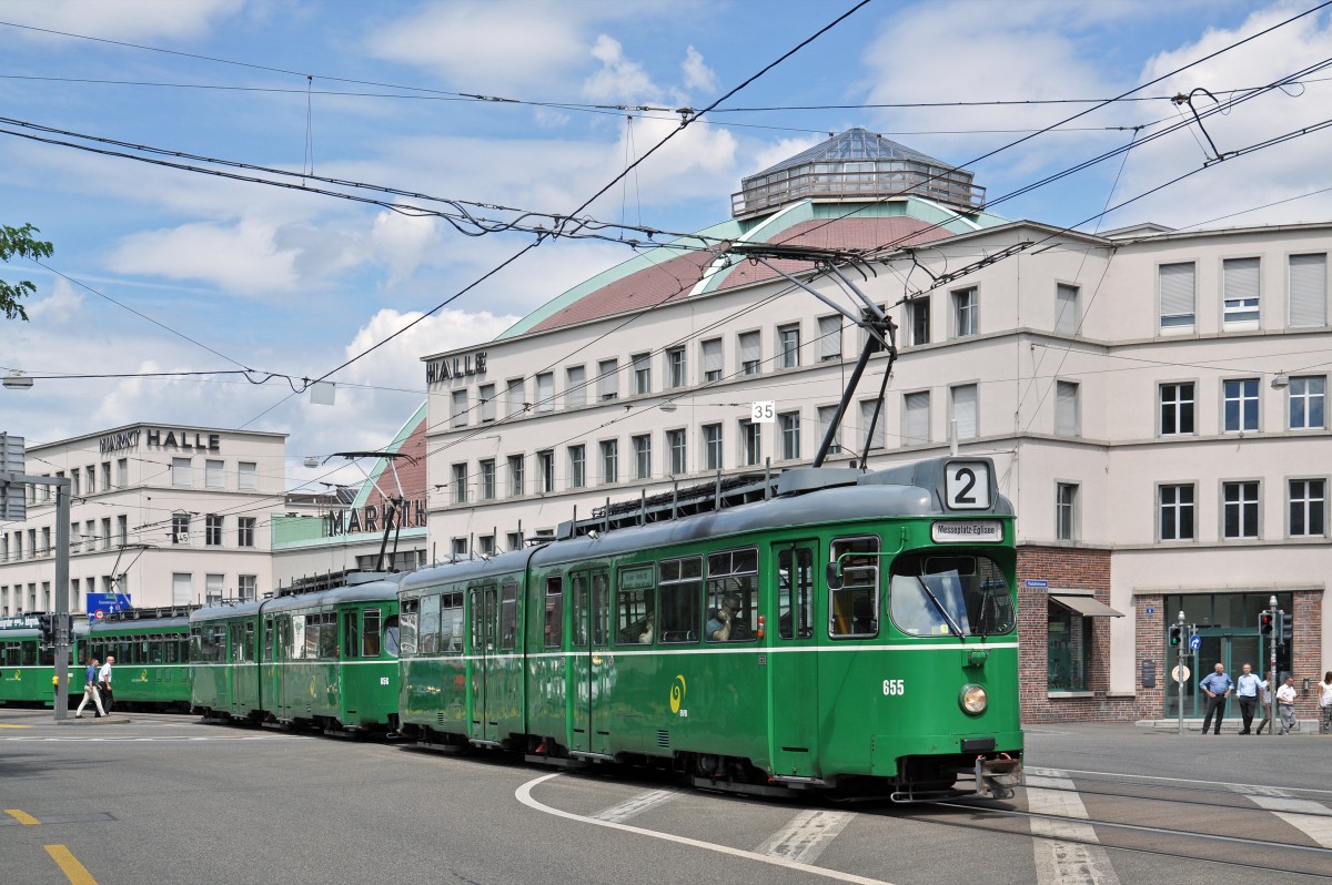 Doppeltraktion Be 4/6 Düwag 655 und 656 auf der Linie 2, fahren zur Haltestelle Am Bahnhof SBB. Die Aufnahme stammt vom 13.07.2015.