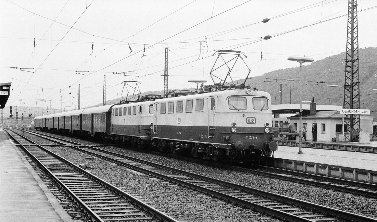 Doppeltraktion bei der Baureihe 141 (beide Loks aufgebgelt) sah man nicht so hufig. 141 239 + 141 xxx am 3.10.1981 in Gemnden/Main.