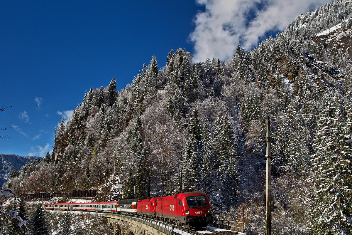 Doppeltraktion der beiden Loks 1116 094 und der 1116 125-6 fährt mit dem EC 163 von Zürich HB nach Graz Hbf in Wald a/A über das Radonnabachviadukt.Bild vom 8.11.2016