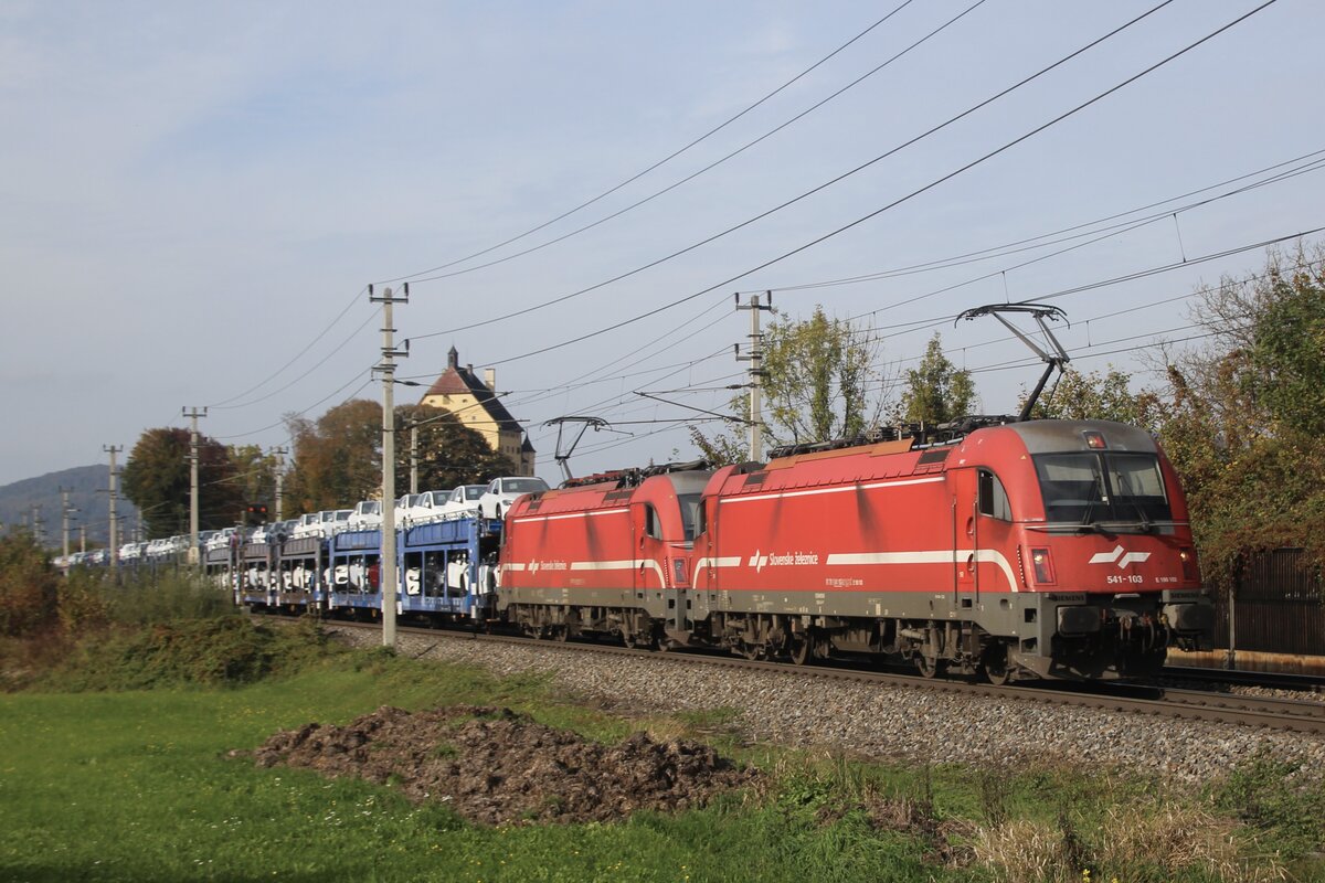 Doppeltraktion bestehend aus 541 103 und 541 011 der slowenischen SZ mit Autozug bei der Durchfahrt in Elsbethen, südlich von Salzburg, aufgenommen am 13.10.2022