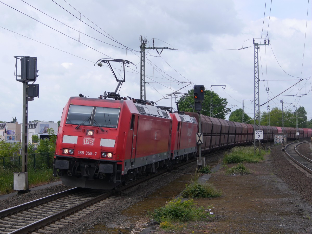 Doppeltraktion DB 185 359 und eine railion 185er vor einem Erzzug; Hamburg-Bergedorf, 01.06.2015

