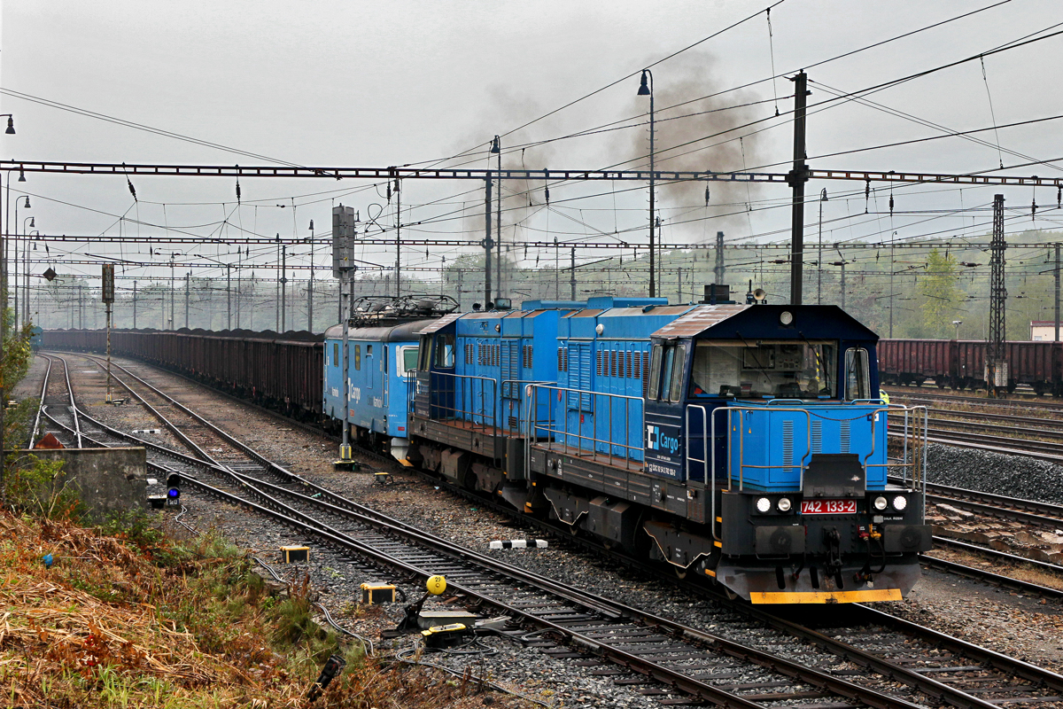 Doppeltraktion der Dieselloks 742 133-2 und der 742 270-2 fahren mit der E-Lok 123 001-0 und einem Kohlezug aus dem Rangierbahnhof Most.Bild 11.9.2015