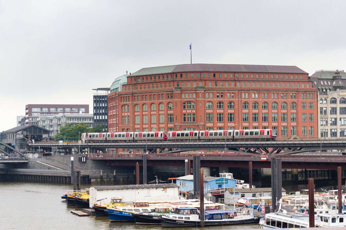 Doppeltraktion DT5 als U3 Barmbek-Saarlandstraße am 12.09.2021 an der Station ElbphilharmoHnie. Die Aufnahme entstand vom Kehrwiedersteg. 