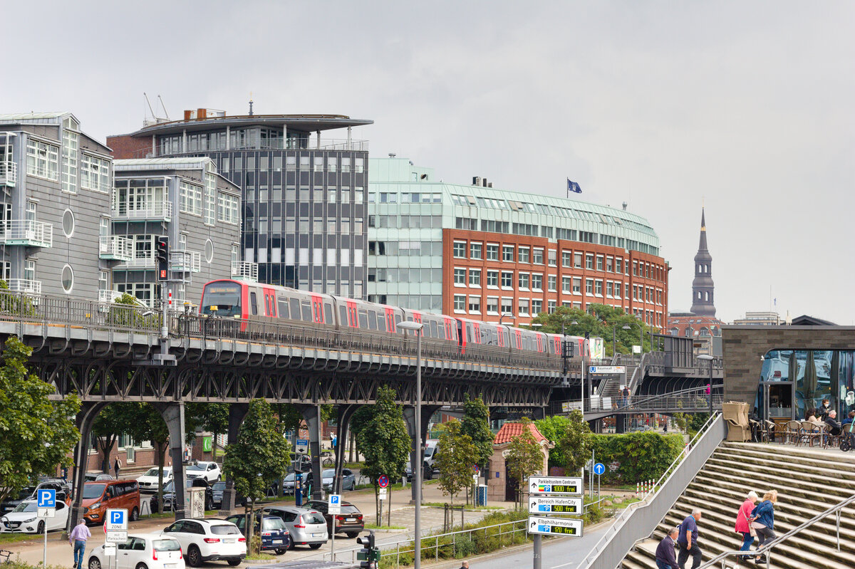 Doppeltraktion DT5 als U3 Barmbek-Saarlandstraße am 12.09.2021 zwischen Baumwall und Landungsbrücken in Hamburg. 