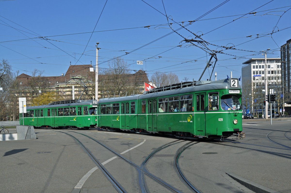 Doppeltraktion Düwag Be 4/6 629 und 626 auf der Linie 2 fahren zur Haltestelle Bahnhof SBB. Die Aufnahme stammt vom 13.03.2015. 