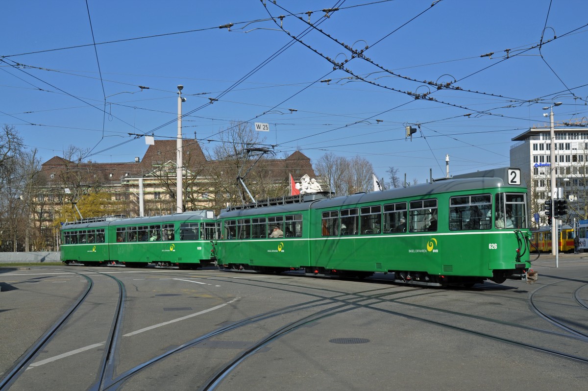 Doppeltraktion Düwag Be 4/6 629 und 626 auf der Linie 2 verlassen die Haltestelle am Bahnhof SBB. Die Aufnahme stammt vom 13.03.2015.