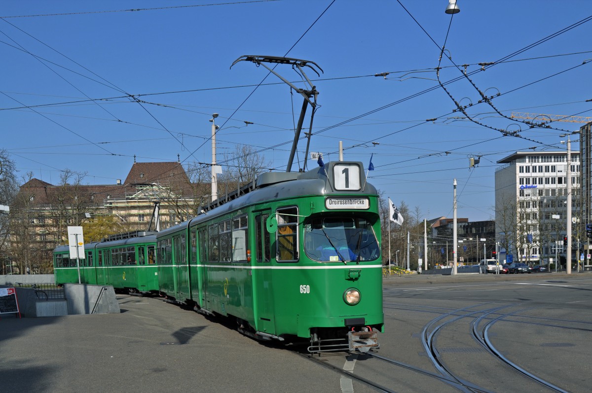 Doppeltraktion Düwag Be 4/6 650 und 644 auf der Linie 1 fahren zur Haltestelle am Bahnhof SBB. Die Aufnahme stammt vom 13.03.2015. 