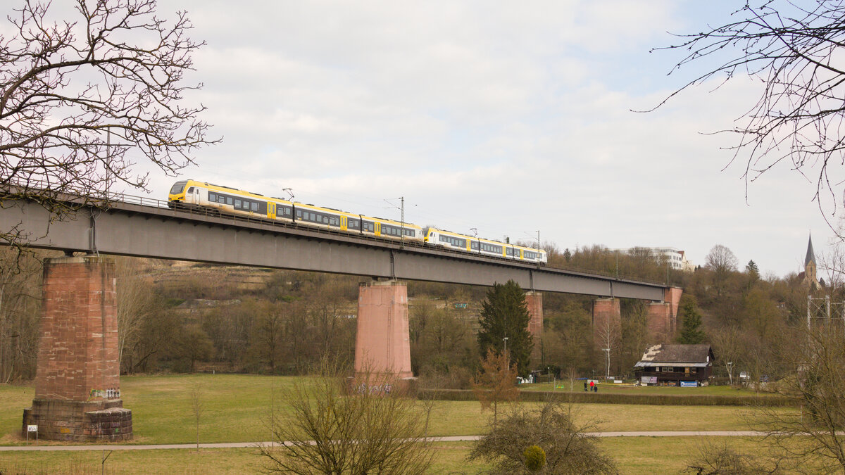 Doppeltraktion Flirt 3Xl als RE90 Stuttgart-Nürnberg am 06.03.2022 auf dem Neckarviadukt in Marbach. 