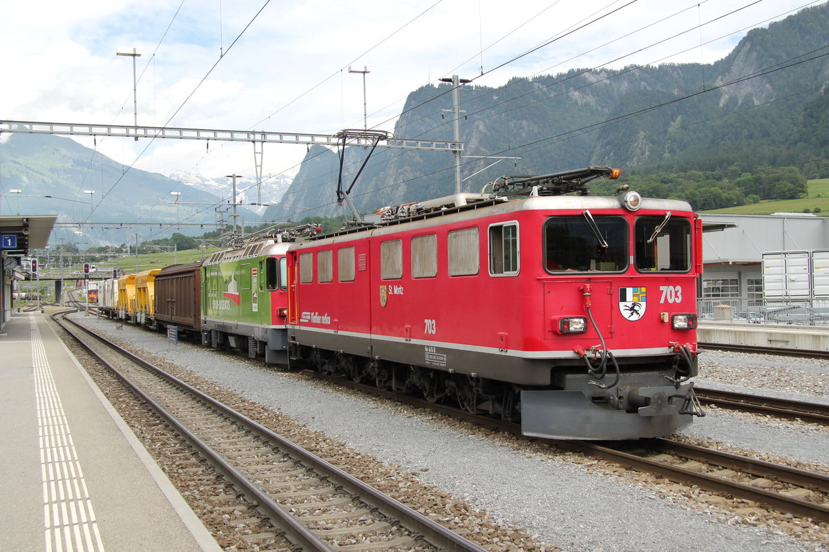 Doppeltraktion Ge6/6 II und Ge4/4 II vor einem kurzen Güterzug in Untervaz/Trimmis.21.06.16