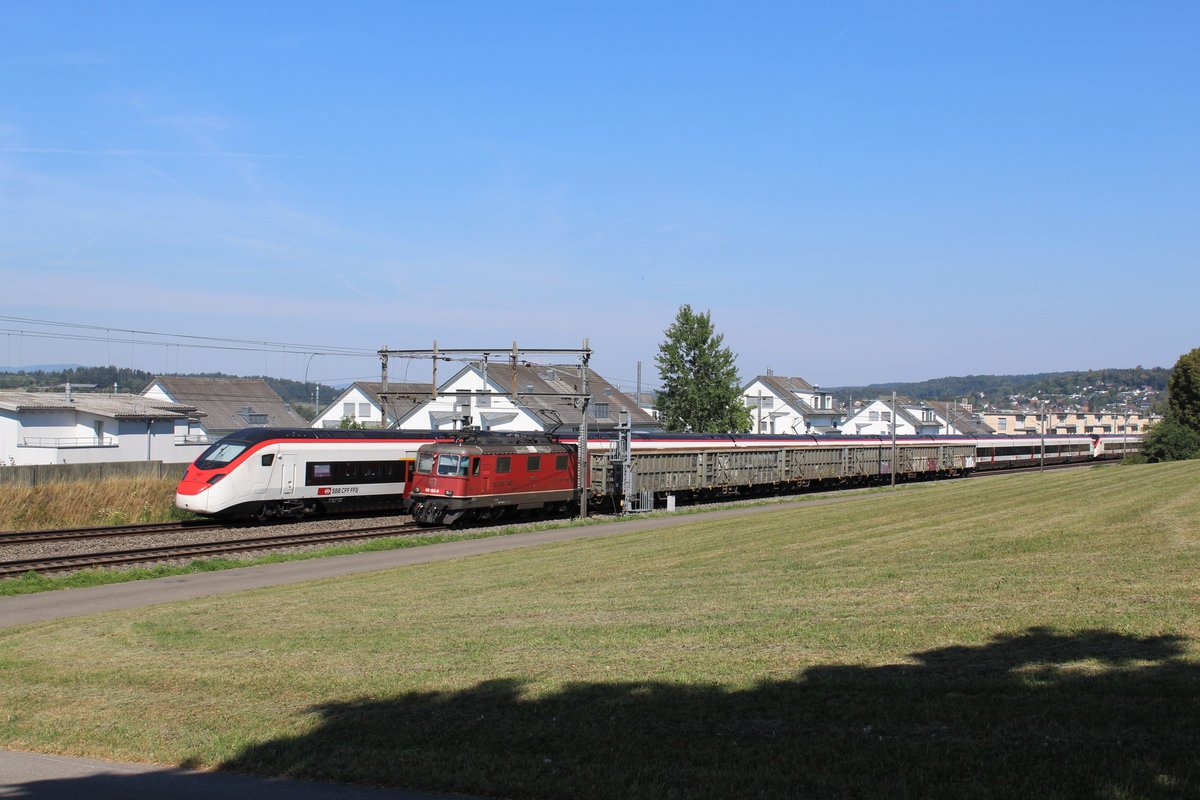 Doppeltraktion Giruno: SBB RABe 501 001  Kanton Tessin/Ticino  und SBB RABe 501 004   Kanton Luzern  unterwegs am 27. Juli 2018 unter wolkenlosem Himmel zwischen Effretikon und Bassersdorf. Der über 400 Meter langer Hochgeschwindigkeitszug war auf der Hinfahrt vom Stadler-Werk in Erlen nach 

Es ist schon das 3. Mal dieses Jahr, dass mir ein Gegenzug den Giruno verdeckt hat... so ein Pech...