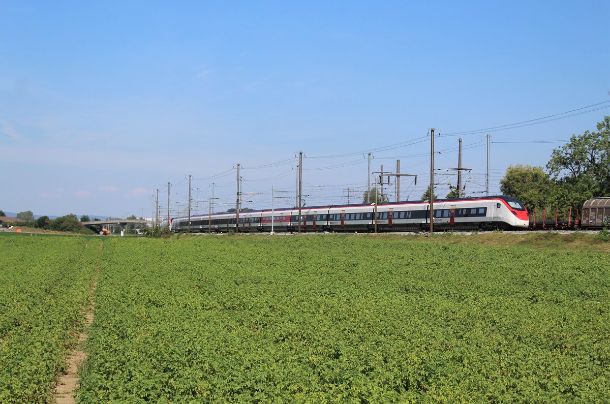 Doppeltraktion Giruno: SBB RABe 501 001  Kanton Tessin/Ticino  und SBB RABe 501 004   Kanton Luzern  unterwegs am 27. Juli 2018 unter wolkenlosem Himmel bei Bassersdorf. Der über 400 Meter langer Hochgeschwindigkeitszug war auf der Hinfahrt vom Stadler-Werk in Erlen nach Chiasso.