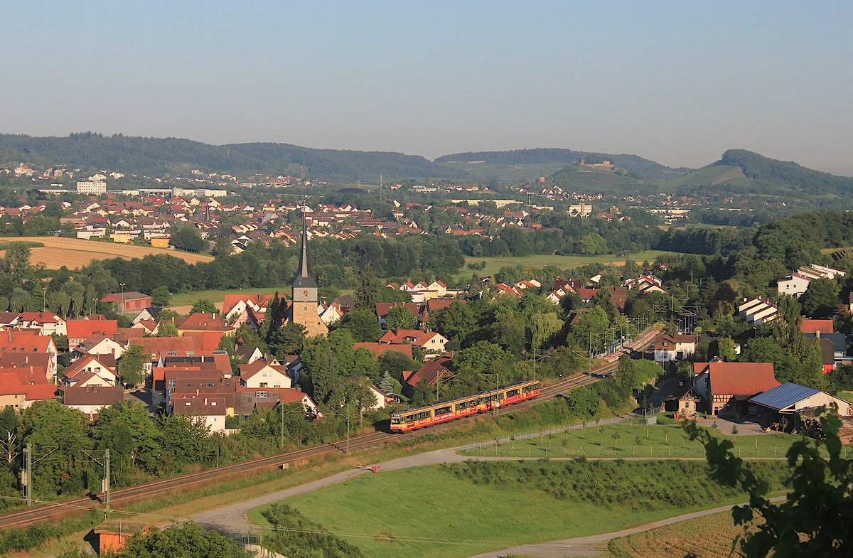 Doppeltraktion GT 8 als S4 in Richtung Heilbronn am 01.08.2012 bei Obersulm-Sülzbach. 