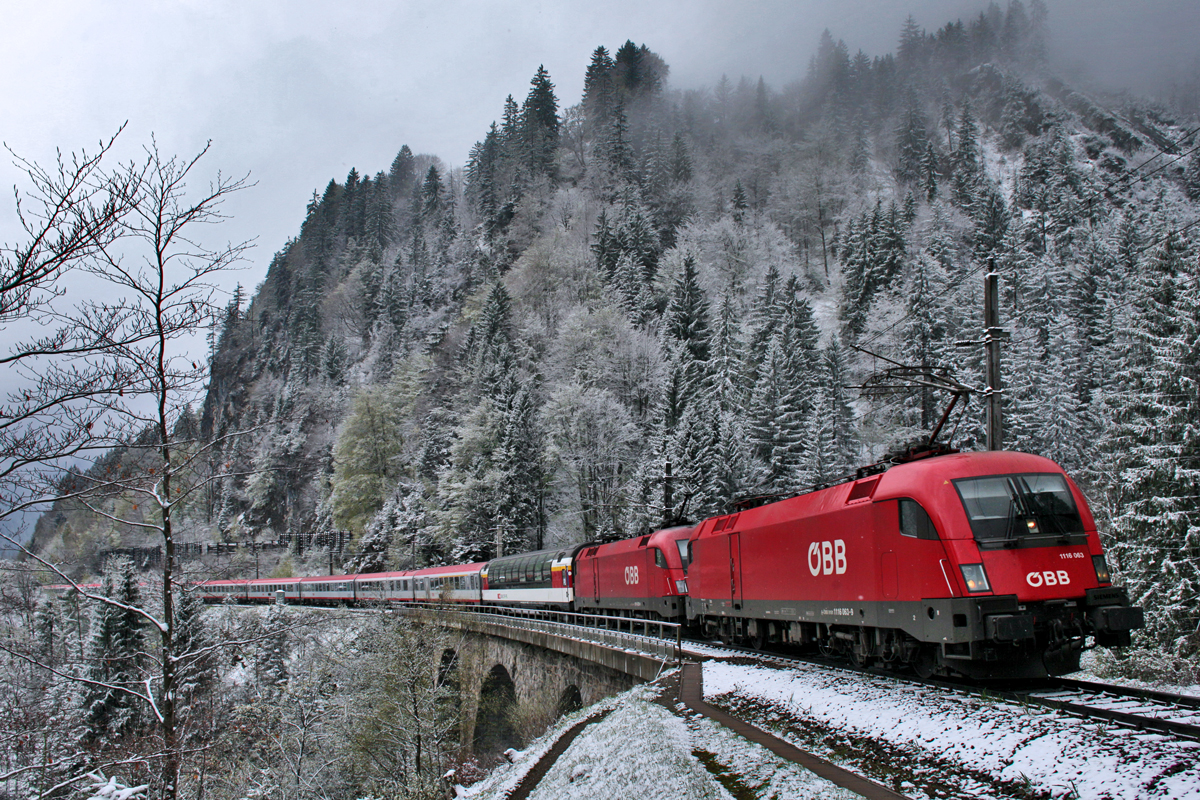 Doppeltraktion der Loks 1116 063 und der 1016 029-1 fahren im winterlichen Wald a/A mit dem EC 163 von Zürich HB nach Graz Hbf über das Radonnabachviadukt .Bild vom 24.4.2016