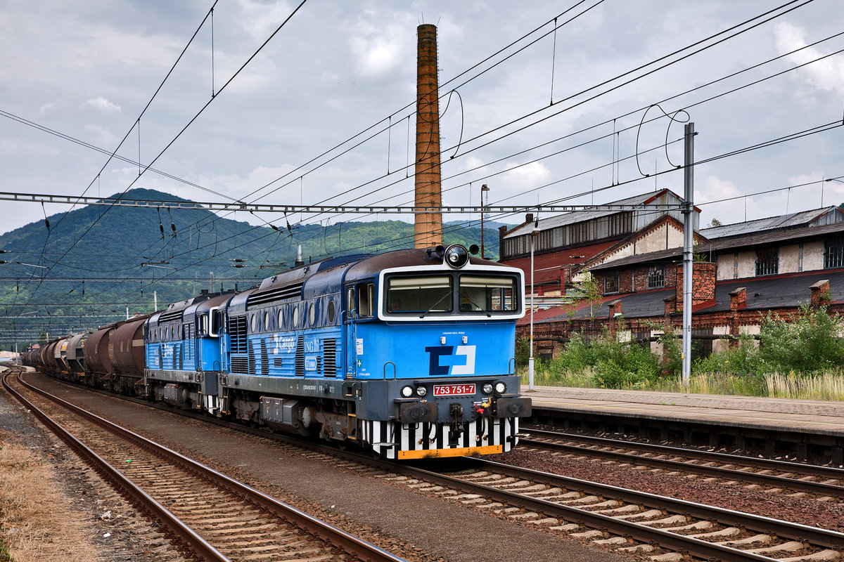 Doppeltraktion der Loks 753 751-7 und der 753 775-6 fährt in Povrly mit einem Getreidezug vorbei.Bild vom 28.6.2017