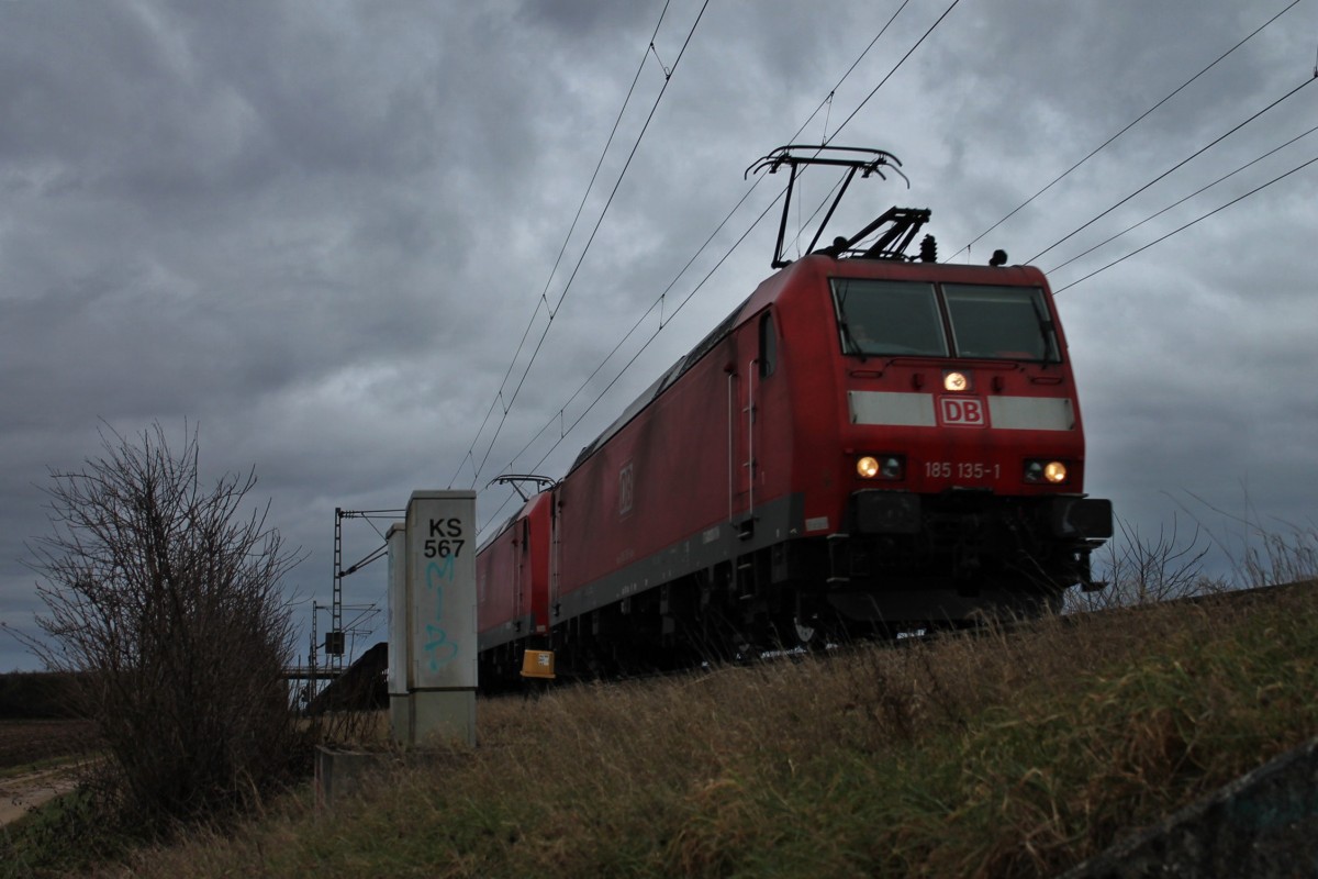 Doppeltraktion mit 185 135-1 zusammen mit ihrer Schwester 185 127-8 am 03.01.2014 mit einem gemischten Güterzug bei Grauen Wolken nördlich von Müllheim (Baden) bei Hügelheim gen Süden.
