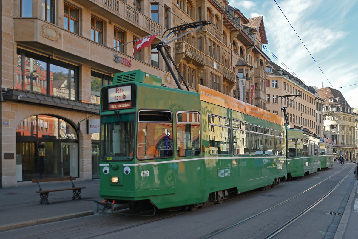 Doppeltraktion, mit den Be 4/4 479 und 477 zusammen mit dem B4S 1449 wartet am 07.10.2025 mit der Fahrschule an der Haltestelle Marktplatz. Aufnahme Basel.