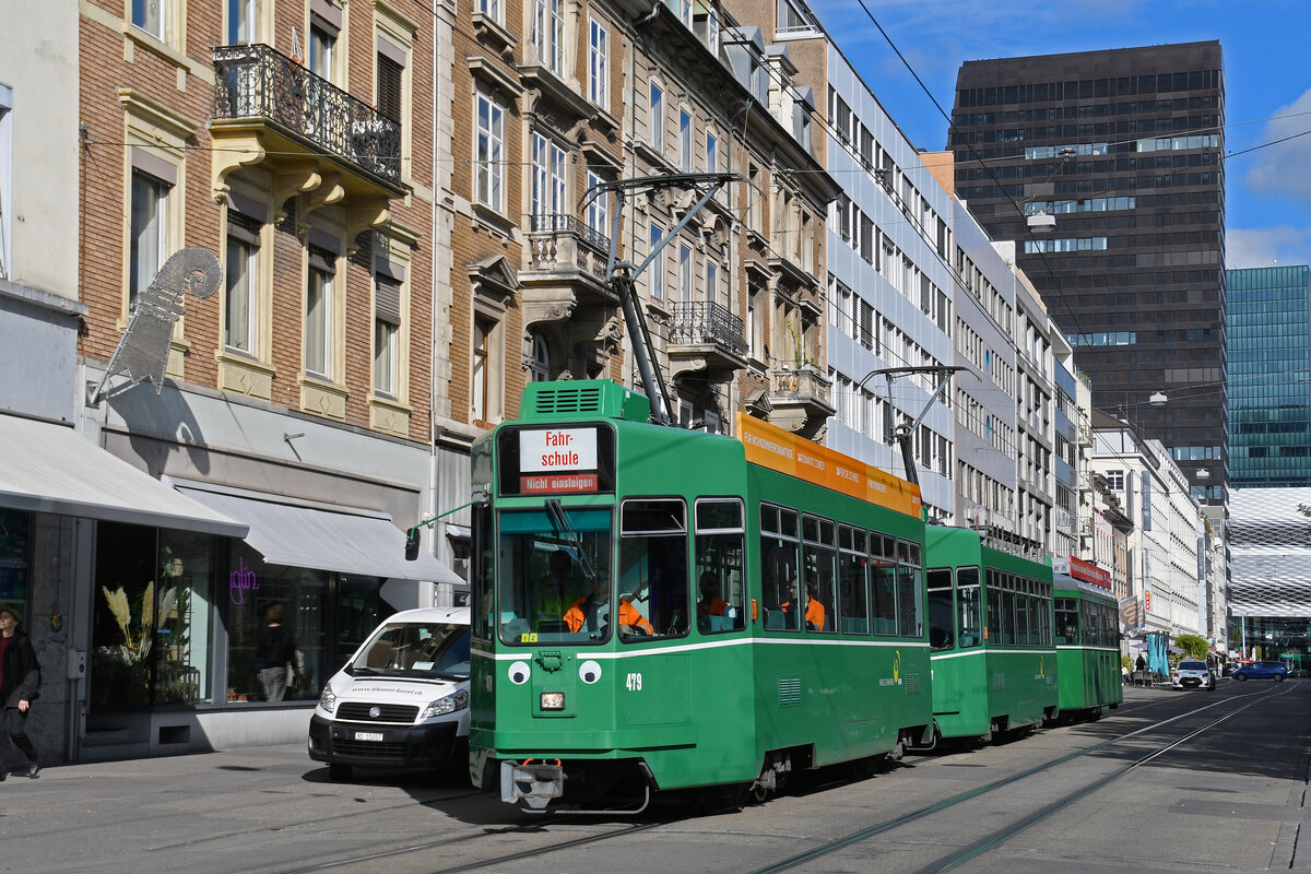 Doppeltraktion, mit den Be 4/4 479 und 477 zusammen mit dem B4S 1449, fährt am 07.10.2025 mit der Fahrschule zur Haltestelle Claraplatz. Aufnahme Basel.