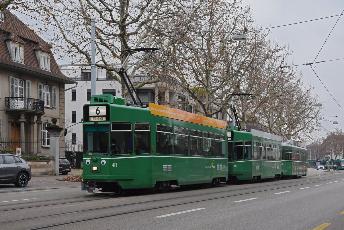 Doppeltraktion, mit den Be 4/4 479 und 494 zusammen mit dem B4S 1495, auf der wegen einer Grossbaustelle umgeleiteten Linie 6, fährt am 22.11.2025 zur Haltestelle Schützenhaus. Aufnahme Basel.