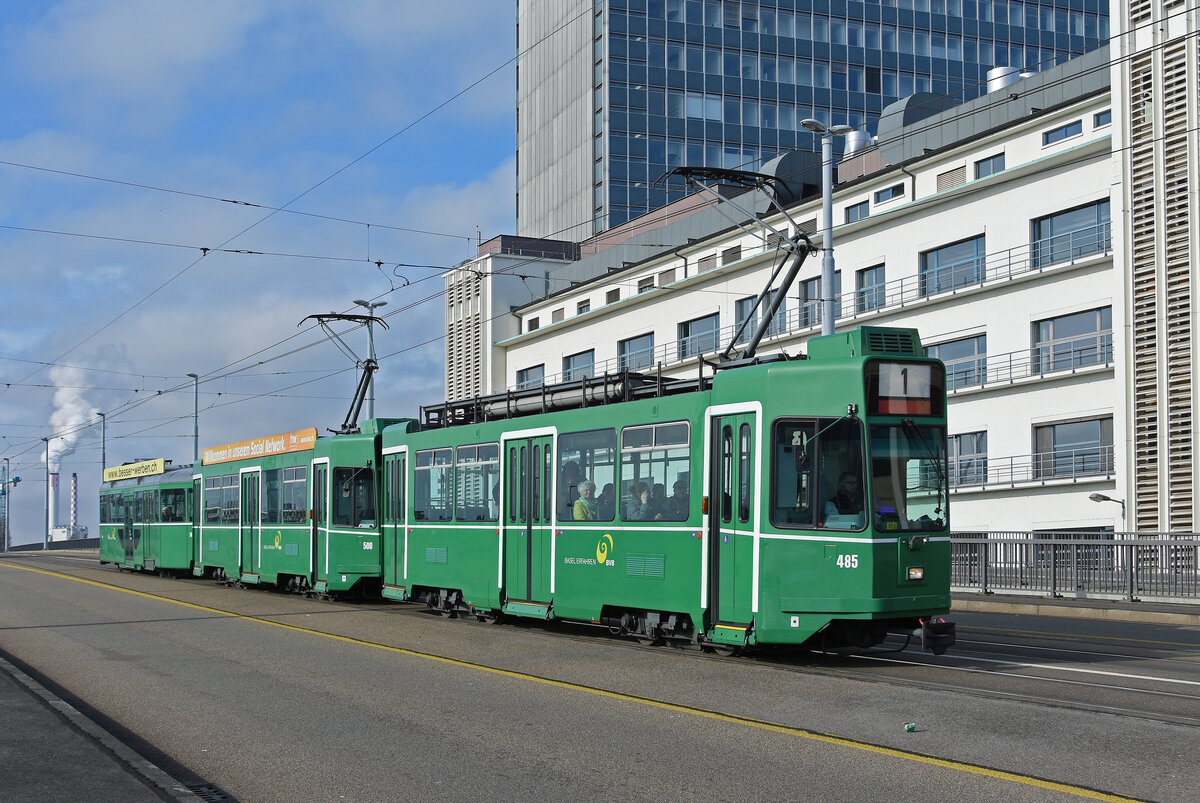 Doppeltraktion mit den Be 4/4 485 und 500 zusammen mit dem B4S 1456, auf der Linie 1, überquert am 10.11.2025 die Dreirosenbrücke. Aufnahme Basel.