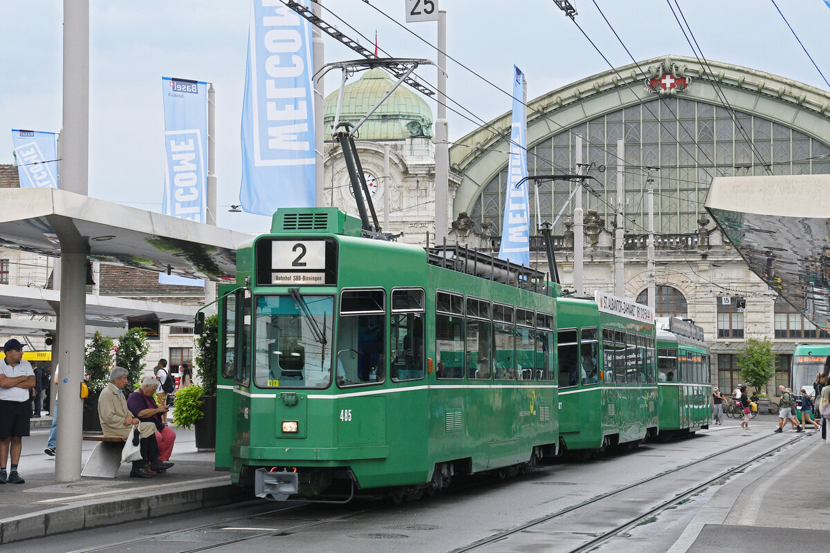 Doppeltraktion, mit den Be 4/4 485 und 487 zusammen mit dem B4S 1488, auf der Linie 2, bedient am 17.08.2026 die Haltestelle am Bahnhof SBB. Aufnahme Basel.