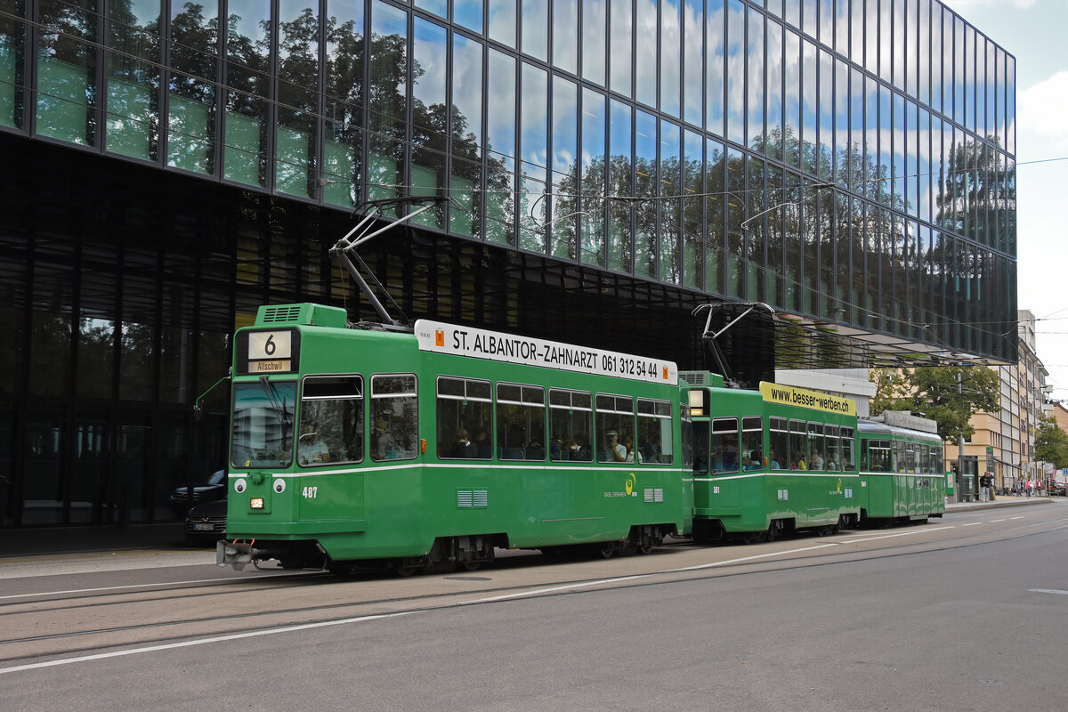 Doppeltraktion, mit den Be 4/4 487 und 501 zusammen mit dem B4S 1501, auf der Linie 6, fährt am 02.09.2025 zur Haltestelle Messeplatz. Aufnahme Basel.