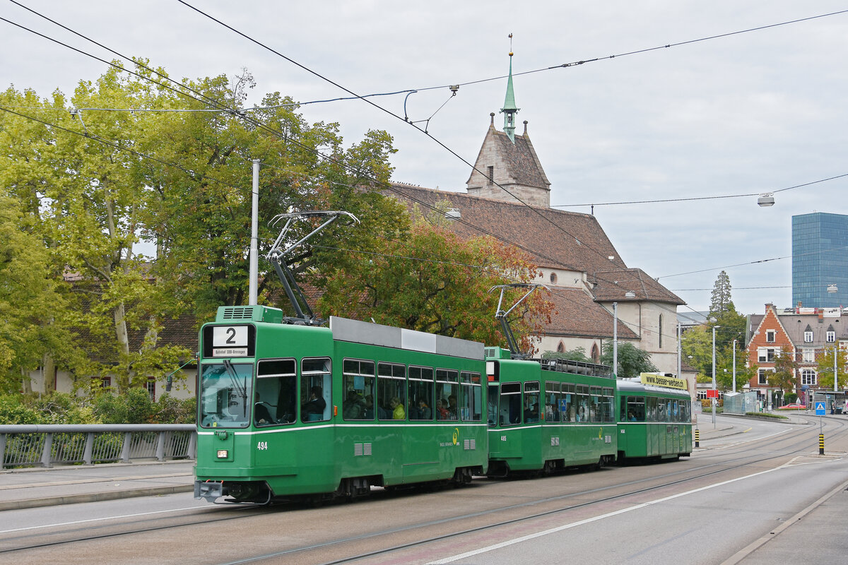 Doppeltraktion, mit den Be 4/4 494 und 485 zusammen mit dem B4S 1456, auf der Linie 2, �berquert am 13.10.2026 die Wettsteinbr�cke Richtung Haltestelle Kunstmuseum. Aufnahme Basel.