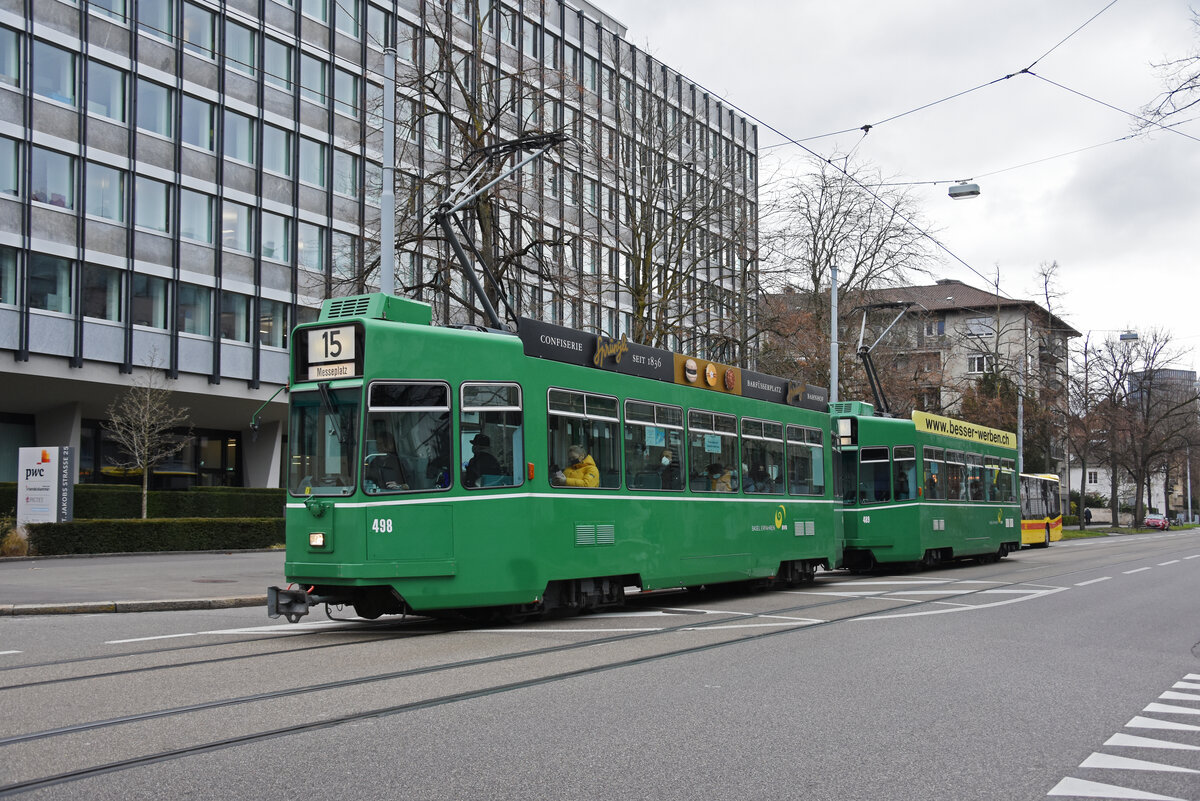 Doppeltraktion, mit den Be 4/4 498 und 489, auf der Linie 15, fährt zur Haltestelle Aeschenplatz. Die Aufnahme stammt vom 16.12.2021.