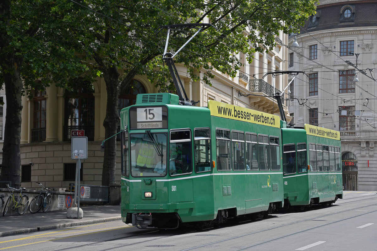 Doppeltraktion, mit den Be 4/4 501 und 495, auf der Linie 15, fährt am 10.07.2023 den Steinenberg hinunter zur Haltestelle Barfüsserplatz.