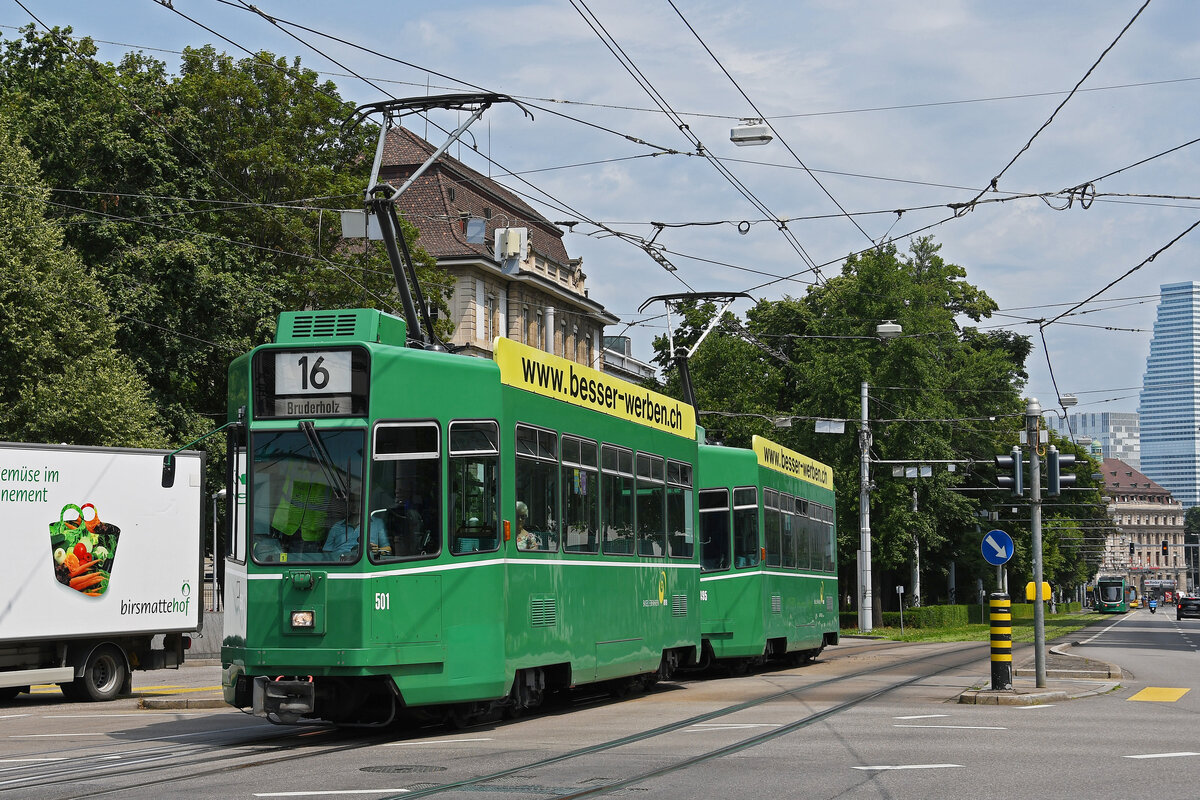 Doppeltraktion, mit den Be 4/4 501 und 495, auf der wegen der gesperrten Margarethenbrücke umgeleiteten Linie 16, fährt am 10.07.2023 zur Haltestelle am Bahnhof SBB.