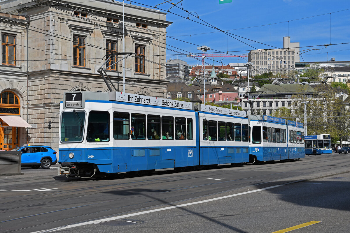 Doppeltraktion, mit den Be 4/6 2069 und 2070, auf der Linie 7, fährt am 12.04.2024 zur Haltestelle beim Bahnhofplatz in Zürich.