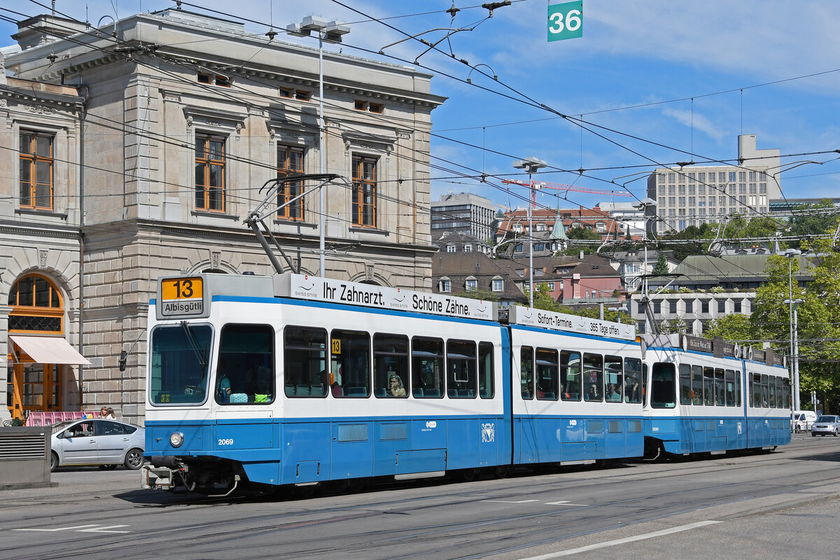 Doppeltraktion, mit den Be 4/6 2069 und 2061, auf der Linie 13, fährt am 22.08.2024 zur Haltestelle beim Bahnhofplatz in Zürich.