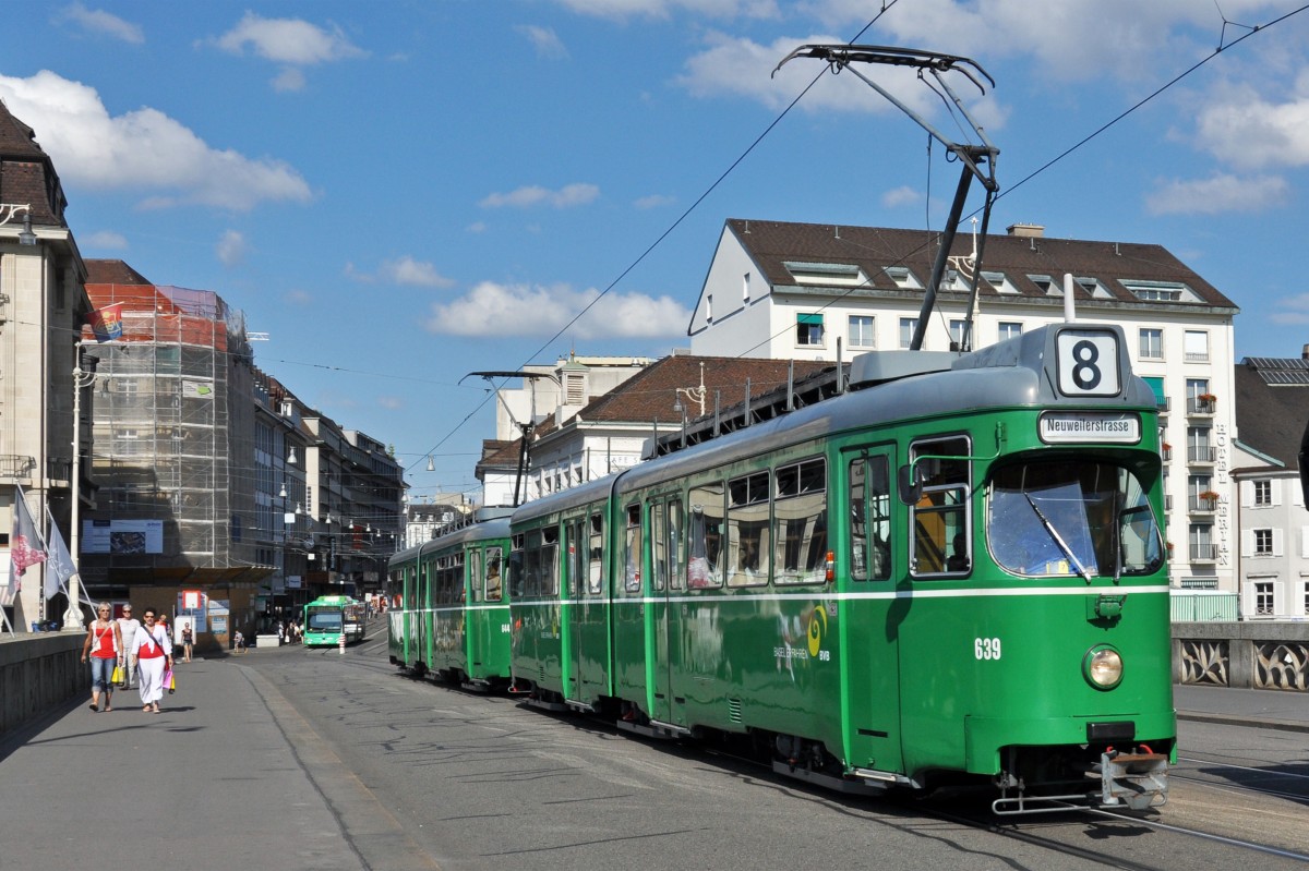 Doppeltraktion mit den Be 4/6 639 und 644 auf der Linie 8 überqueren die Mittlere Rheinbrücke. Die Aufnahme stammt vom 08.08.2014.