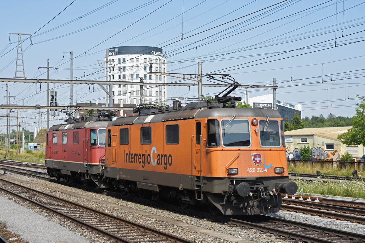 Doppeltraktion, mit den beiden Re 420 295-8 und 420 320-4, durchfährt den Bahnhof Pratteln. Die Aufnahme stammt vom 18.07.2019.